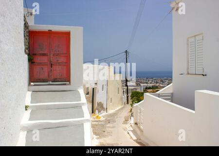 Enge Straße in Emporio - Blick auf die Straßen des mittelalterlichen Dorfes Emporio auf der Insel Santorin, Griechenland Stockfoto