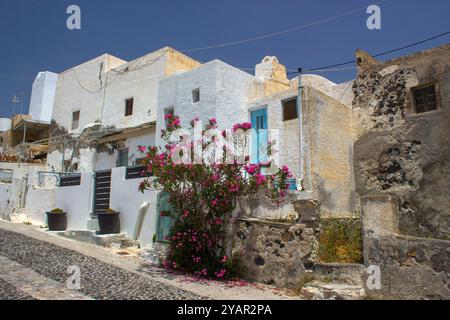 Straße in Emporio - Blick auf die Straßen des mittelalterlichen Dorfes Emporio auf der Insel Santorin, Griechenland Stockfoto