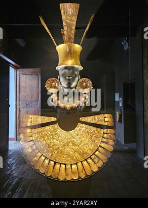 Das Larco Museum in Lima, Peru, ist ein Archiv für zahlreiche präkolumbische Kunstwerke. Das ist eine Goldbeerdigung von Chan Chan. Stockfoto