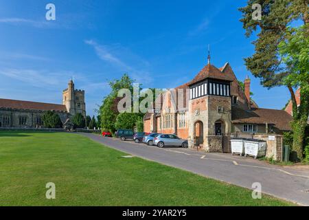 England, Kent, Benenden, The Green mit St. George's Church und dem Village School Building Stockfoto