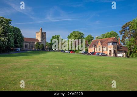 England, Kent, Benenden, The Green mit St. George's Church und dem Village School Building Stockfoto