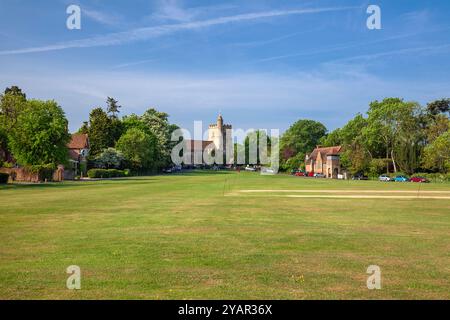 England, Kent, Benenden, The Green mit St. George's Church und dem Village School Building Stockfoto