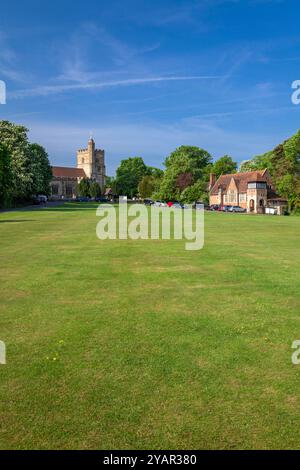 England, Kent, Benenden, The Green mit St. George's Church und dem Village School Building Stockfoto