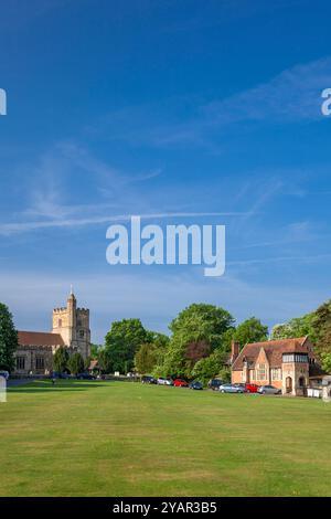 England, Kent, Benenden, The Green mit St. George's Church und dem Village School Building Stockfoto