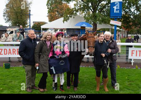 Windsor, Großbritannien. Oktober 2024. BAMA LAMA, geritten von Jockey Oliver Searle, gewinnt die Jump Racing Returns, Windsor 15th December Handicap Stakes (Klasse 6) beim Flat Season Finale auf der Royal Windsor Racecourse in Windsor, Berkshire. Besitzer und Züchter Cainsbay Bloodstock, Trainer Road Millman, Cullompton, Sponsor Millman Racing Club, Rod Millman Racing Ltd, Fleetwood Developments Ltd Quelle: Maureen McLean/Alamy Live News Stockfoto