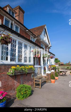 England, Kent, Benenden, Eingang zum 'The Bull Inn' Public House on the Street Stockfoto