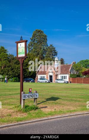 England, Kent, Benenden, Dorfschild mit entfernter Dorfhalle und Green (als Cricketfeld genutzt) Stockfoto