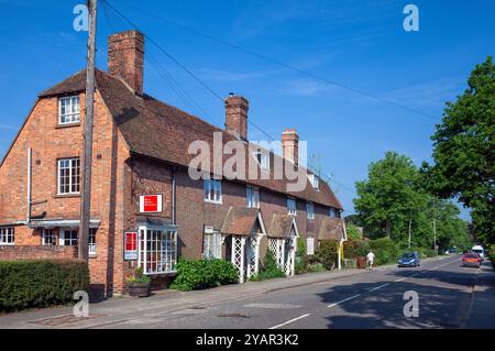 England, Kent, Benenden, The Street mit traditionellen Geschäften und Hütten Stockfoto