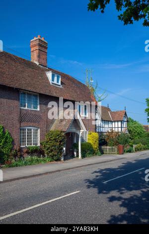 England, Kent, Benenden, die Straße mit traditionellen Landhäusern am Straßenrand Stockfoto