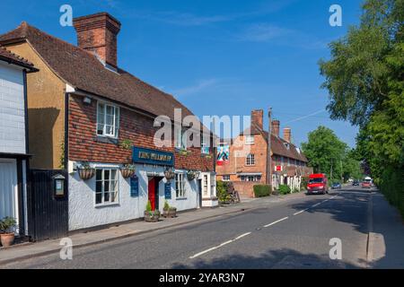 England, Kent, Benenden, die Straße mit dem „King William IV“ Public House und traditionellen Cottages Stockfoto