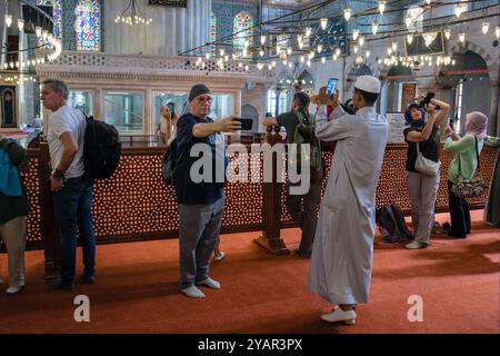 Touristen fotografieren in der Blauen Moschee, Istanbul, Türkei Stockfoto