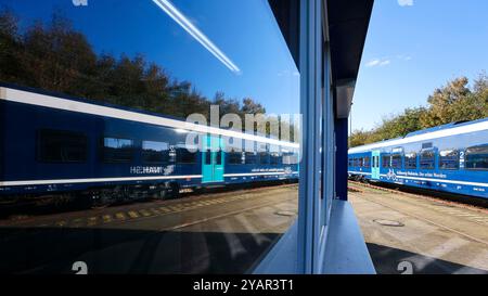 Husum, Deutschland. Oktober 2024. Ein modernisierter Marschbahnzug steht auf dem Gleis. Innenraum, WLAN und Steckdosen wurden auf den neuesten Stand gebracht. Auch der Empfang von Mobiltelefonen wurde durch die Installation lasergeschnittener Seitenfenster verbessert. Das Land Schleswig-Holstein beauftragte die Alstom Transportation Germany GmbH im Juni 2023 nach einer Ausschreibung mit dem Umbau der 90 Personenwagen auf der Marschbahn zwischen Hamburg und Westerland. Frank Molter/dpa/Alamy Live News Stockfoto