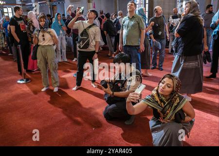 Touristen fotografieren in der Blauen Moschee, Istanbul, Türkei Stockfoto