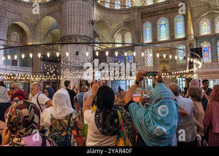 Touristen fotografieren in der Blauen Moschee, Istanbul, Türkei Stockfoto