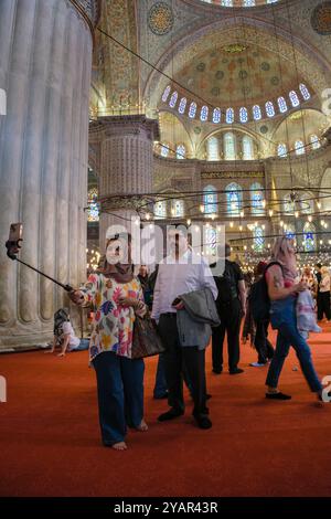 Ein Paar posiert für ein Selfie in der Blauen Moschee, Istanbul, Türkei Stockfoto