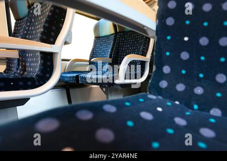 Husum, Deutschland. Oktober 2024. Die Sonne scheint in eine modernisierte Marschbahn. Innenraum, WLAN und Steckdosen wurden auf den neuesten Stand gebracht. Auch der Empfang von Mobiltelefonen wurde durch die Installation lasergeschnittener Seitenfenster verbessert. Das Land Schleswig-Holstein beauftragte die Alstom Transportation Germany GmbH im Juni 2023 nach einer Ausschreibung mit dem Umbau der 90 Personenwagen auf der Marschbahn zwischen Hamburg und Westerland. Frank Molter/dpa/Alamy Live News Stockfoto