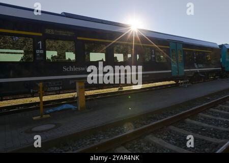 Husum, Deutschland. Oktober 2024. Ein modernisierter Marschbahnzug steht auf dem Gleis. Innenraum, WLAN und Steckdosen wurden auf den neuesten Stand gebracht. Auch der Empfang von Mobiltelefonen wurde durch die Installation lasergeschnittener Seitenfenster verbessert. Das Land Schleswig-Holstein beauftragte die Alstom Transportation Germany GmbH im Juni 2023 nach einer Ausschreibung mit dem Umbau der 90 Personenwagen auf der Marschbahn zwischen Hamburg und Westerland. Frank Molter/dpa/Alamy Live News Stockfoto
