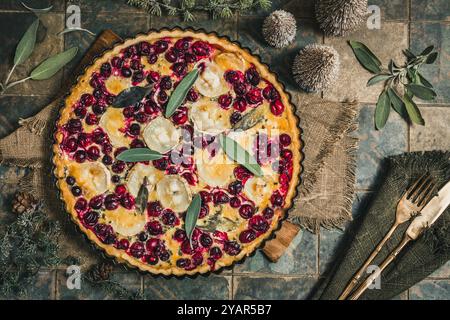 Cranberry Ziegenkäse-Tarte mit Salbei auf rustikalem blauen Hintergrund, Draufsicht Stockfoto