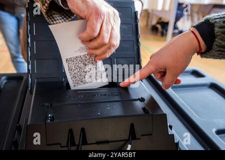 In Belgien sind die Wähler aufgerufen, Räte und Bürgermeister in ihren Städten zu wählen und die Provinzabgeordneten zu wählen. | EN Belgique, les électeurs Stockfoto