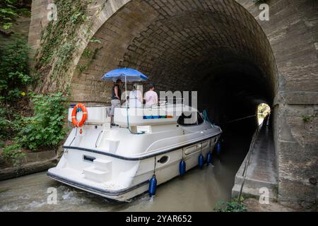 Canal du Midi am Anfang des Tunnels du Malpas, des ältesten Kanaltunnels der Welt, unter dem Hügel d'Enserune in Herault, Frankreich. Stockfoto