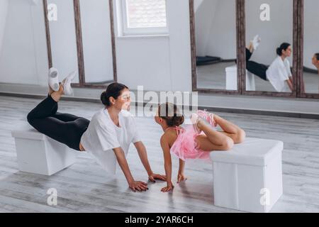 Babyballettstudio. Kleine Ballerina mit einem Trainer im Tanzkurs. Balletttrainer für Kinder. Hochwertige Fotos Stockfoto