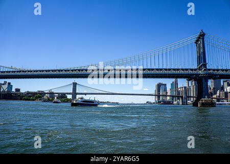 Manhattan (im Vordergrund) und Brooklyn (im Hintergrund) Brücken überqueren den East River mit Downtown Manhattan Skyline im Hintergrund (rechts), New York City Stockfoto