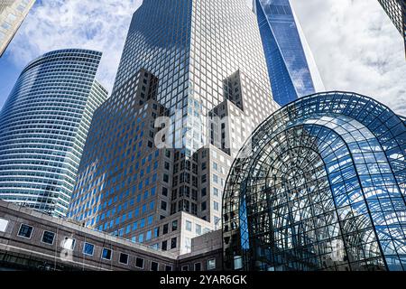 Tiefwinkelansicht von 200 West Street (links), Brookfield Place (im Vordergrund), One World Trade Center (im Hintergrund), New York City, New York, USA Stockfoto