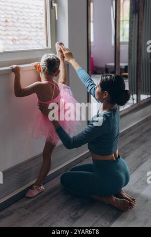 Babyballettstudio. Kleine Ballerina mit einem Trainer im Tanzkurs. Balletttrainer für Kinder. Hochwertige Fotos Stockfoto