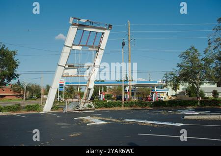 Blick auf das übergeknickte weiße Schild des Hurrikans Milton am 12. Oktober 2024 in St. Petersburg, Florida. Blauer Himmel an einem sonnigen Tag. Gebrochene Teile Stockfoto