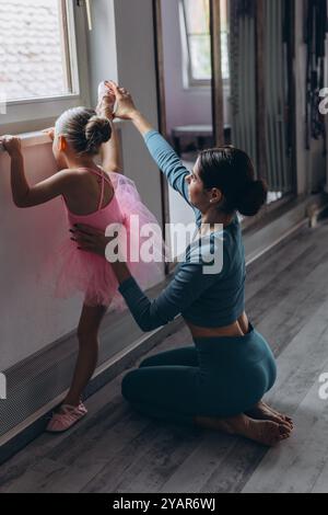 Babyballettstudio. Kleine Ballerina mit einem Trainer im Tanzkurs. Balletttrainer für Kinder. Hochwertige Fotos Stockfoto