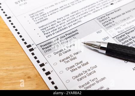 SARASOTA, FLORIDA - 15. OKTOBER 2024: Abwesende Wähler stimmen per Briefwahl ab. Präsidentschaftswahlen Donald J. Trump gegen Kamala D. Harris 2024. Stockfoto