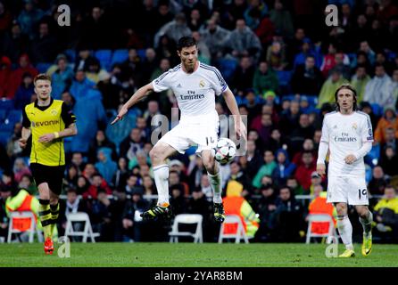 Spanien, Madrid - 2. April 2014: Xabi Alonso von Real Madrid und Marco Reus von Borussia Dortmund im Einsatz während der UEFA Champions League, Achtelfinale, fi Stockfoto