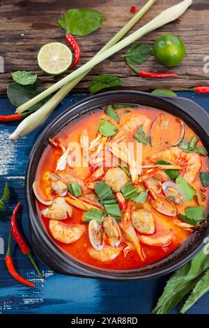 Tom Yum Kung mit Fischscheiben, thailändisches Essen Stockfoto