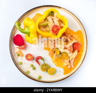 Würziger Thai-Salat mit gekochten Hühnerfüßen und Chilisauce（ohne Knochen） Stockfoto