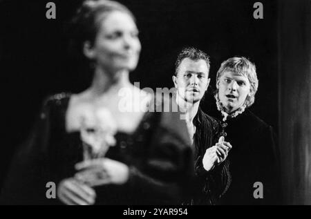 l-r: Joanne Whalley (Bianca), Gary Oldman (Sordido), Stevan Rimkus (Leantio) bei FRAUEN VORSICHT BEI FRAUEN von Thomas Middleton am Royal Court Theatre, London SW1 06/02/1986 adaptiert und vervollständigt von Howard Barker Design: Kandis Cook Beleuchtung: Andy Phillips Regisseur: William Gaskill Stockfoto