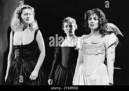 l-r: Maggie Steed (Livia), Melanie Hill (Isabella), Joanne Whalley (Bianca) in FRAUEN VORSICHT VOR FRAUEN von Thomas Middleton am Royal Court Theatre, London SW1 06/02/1986 adaptiert und vervollständigt von Howard Barker Design: Kandis Cook Beleuchtung: Andy Phillips Regisseur: William Gaskill Stockfoto