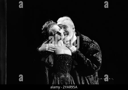 Joanne Whalley (Bianca), Nigel Davenport (Herzog von Florenz) in FRAUEN VORSICHT FRAUEN von Thomas Middleton am Royal Court Theatre, London SW1 06/02/1986 Adaptiert und vervollständigt von Howard Barker Design: Kandis Cook Beleuchtung: Andy Phillips Regisseur: William Gaskill Stockfoto