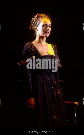 Joanne Whalley (Bianca) in WOMEN BAKE WOOD WOMEN von Thomas Middleton am Royal Court Theatre, London SW1 06/02/1986 adaptiert und vervollständigt von Howard Barker Design: Kandis Cook Beleuchtung: Andy Phillips Regisseur: William Gaskill Stockfoto