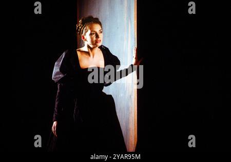 Joanne Whalley (Bianca) in WOMEN BAKE WOOD WOMEN von Thomas Middleton am Royal Court Theatre, London SW1 06/02/1986 adaptiert und vervollständigt von Howard Barker Design: Kandis Cook Beleuchtung: Andy Phillips Regisseur: William Gaskill Stockfoto