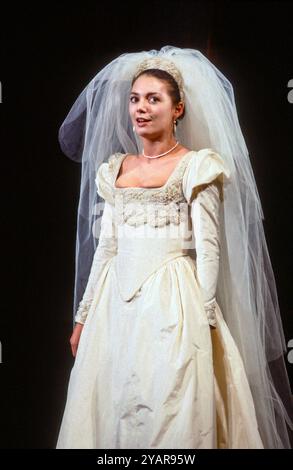 Joanne Whalley (Bianca) in WOMEN BAKE WOOD WOMEN von Thomas Middleton am Royal Court Theatre, London SW1 06/02/1986 adaptiert und vervollständigt von Howard Barker Design: Kandis Cook Beleuchtung: Andy Phillips Regisseur: William Gaskill Stockfoto