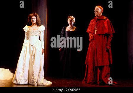 l-r: Joanne Whalley (Bianca), Melanie Hill (Isabella), Norman Henry (Lord Cardinal) in FRAUEN VORSICHT VOR FRAUEN von Thomas Middleton am Royal Court Theatre, London SW1 06/02/1986 adaptiert und vervollständigt von Howard Barker Design: Kandis Cook Beleuchtung: Andy Phillips Regisseur: William Gaskill Stockfoto