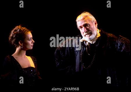 Joanne Whalley (Bianca), Nigel Davenport (Herzog von Florenz) in FRAUEN VORSICHT FRAUEN von Thomas Middleton am Royal Court Theatre, London SW1 06/02/1986 Adaptiert und vervollständigt von Howard Barker Design: Kandis Cook Beleuchtung: Andy Phillips Regisseur: William Gaskill Stockfoto