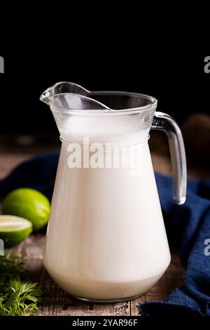 Sojamilch, Porzellan, leckeres Essen - eine Schüssel Sojamilch zum Frühstück, Sojamilch Stockfoto