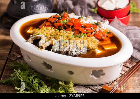 Gedünsteter Fischkopf mit gewürfelten roten Paprika ，chinesische Hunan-Küche - gehackter Pfefferkopf Stockfoto