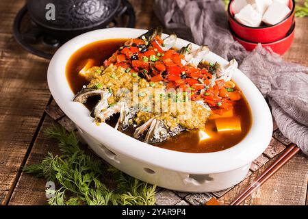 Gedünsteter Fischkopf mit gewürfelten roten Paprika ，chinesische Hunan-Küche - gehackter Pfefferkopf Stockfoto