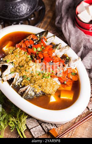Gedünsteter Fischkopf mit gewürfelten roten Paprika ，chinesische Hunan-Küche - gehackter Pfefferkopf Stockfoto