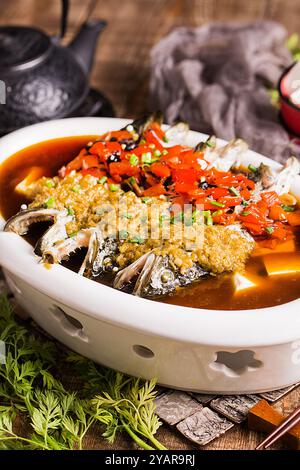 Gedünsteter Fischkopf mit gewürfelten roten Paprika ，chinesische Hunan-Küche - gehackter Pfefferkopf Stockfoto
