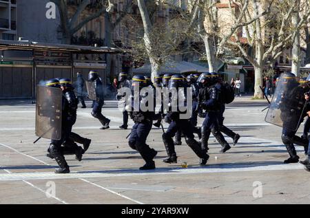 Demonstration der Gelbwesten: Akt XIX. Von Angesicht zu Angesicht zwischen Demonstranten und Polizei, Place de La Comedie. CRS-Gebühr. Montpellier, Occitanie, Frankreich Stockfoto