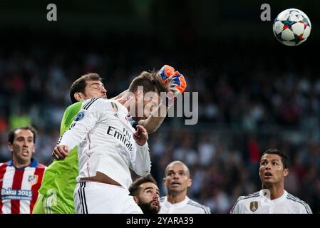 SPANIEN, Madrid: Real Madrids spanischer Torhüter Iker Casillas und der spanische Verteidiger Sergio Ramos während der 8-Sekunden-Runde der Champions League 2014/15 Stockfoto
