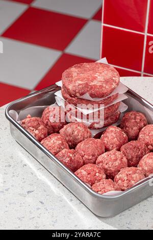 Halbfertige Schnitzel und Fleischbällchen Stockfoto